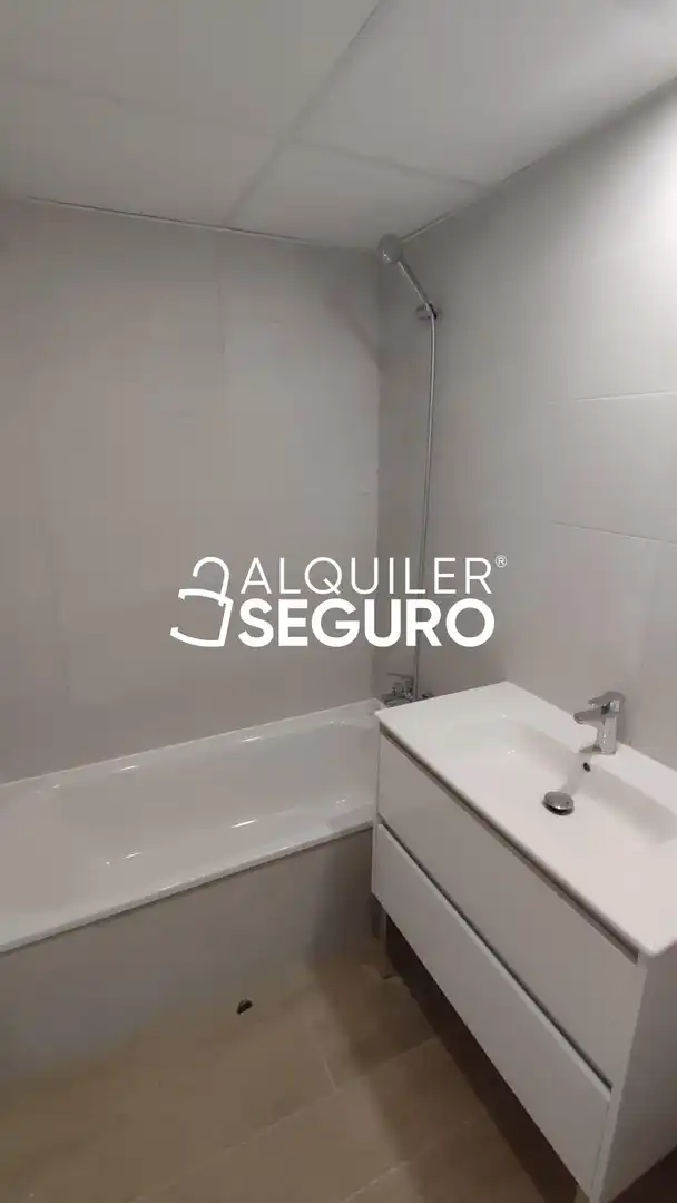 Bathroom of Flat for rent in Tres Cantos  with Air Conditioner, Heating and Terrace