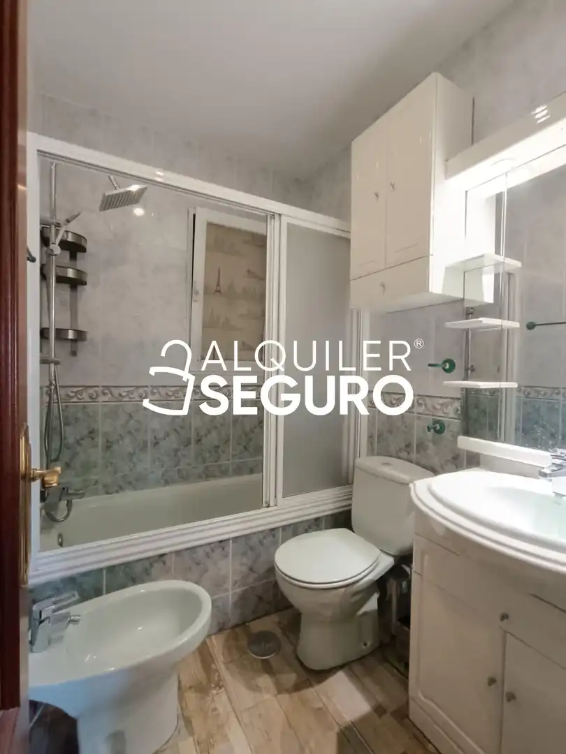 Bathroom of Flat for rent in Parla  with Air Conditioner, Heating and Furnished
