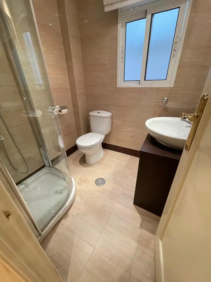Baño de Piso de alquiler en Alicante / Alacant con Aire acondicionado, Amueblado y Balcón