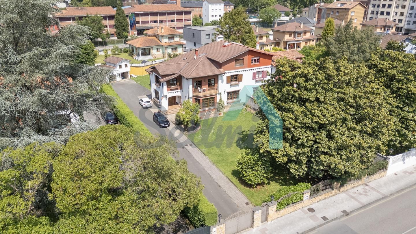 Vista exterior de Casa adosada en venda en Langreo amb Calefacció, Jardí privat i Parquet