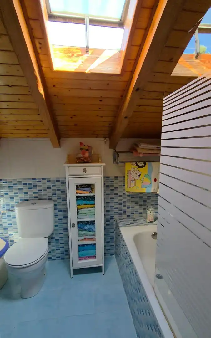 Badezimmer von Haus oder Chalet zum Verkauf in Piélagos mit Privatgarten, Terrasse und Abstellraum