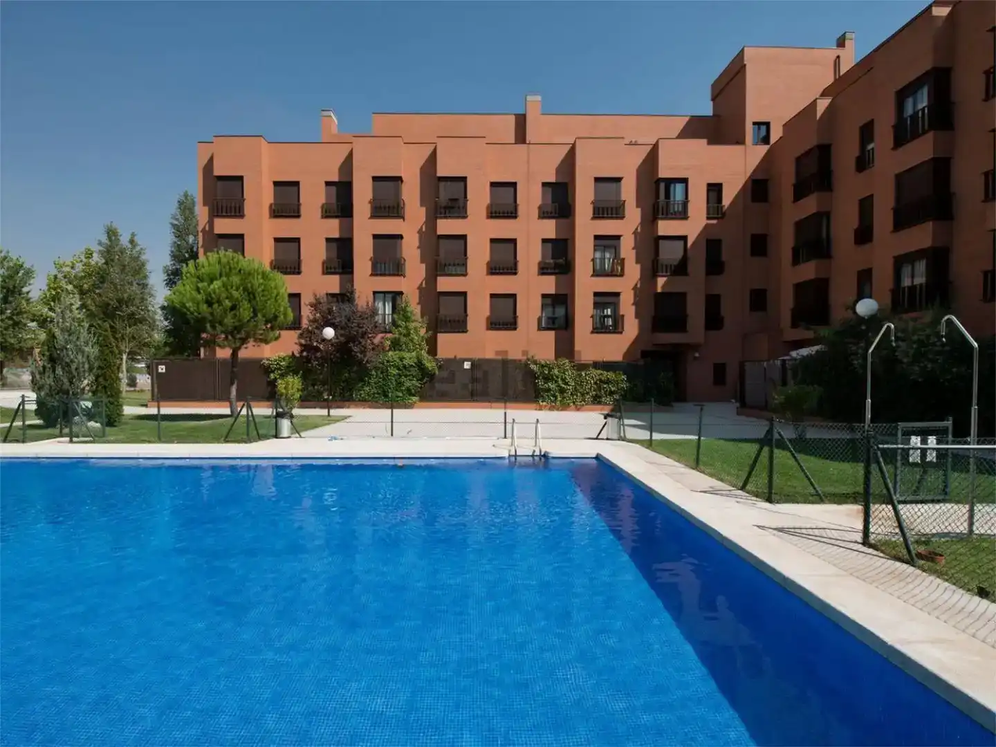 Schwimmbecken von Wohnung zur Miete in  Madrid Capital mit Klimaanlage, Schwimmbad und Balkon