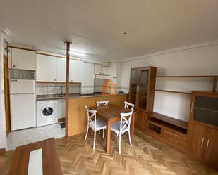 Cuina de Apartament de lloguer en León Capital  amb Calefacció, Parquet i Terrassa