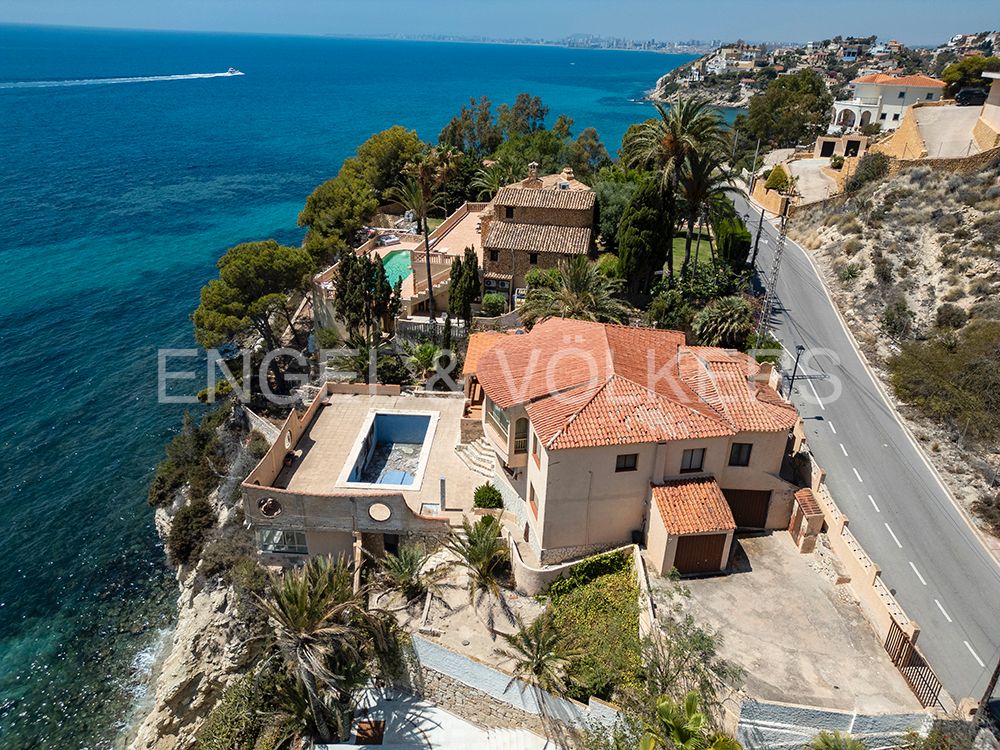 Vista exterior de Casa o xalet en venda en El Campello amb Jardí privat, Terrassa i Piscina