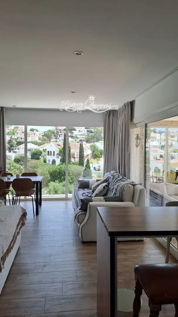 Wohnzimmer von Einfamilien-Reihenhaus zur Miete in Mijas mit Klimaanlage, Terrasse und Schwimmbad