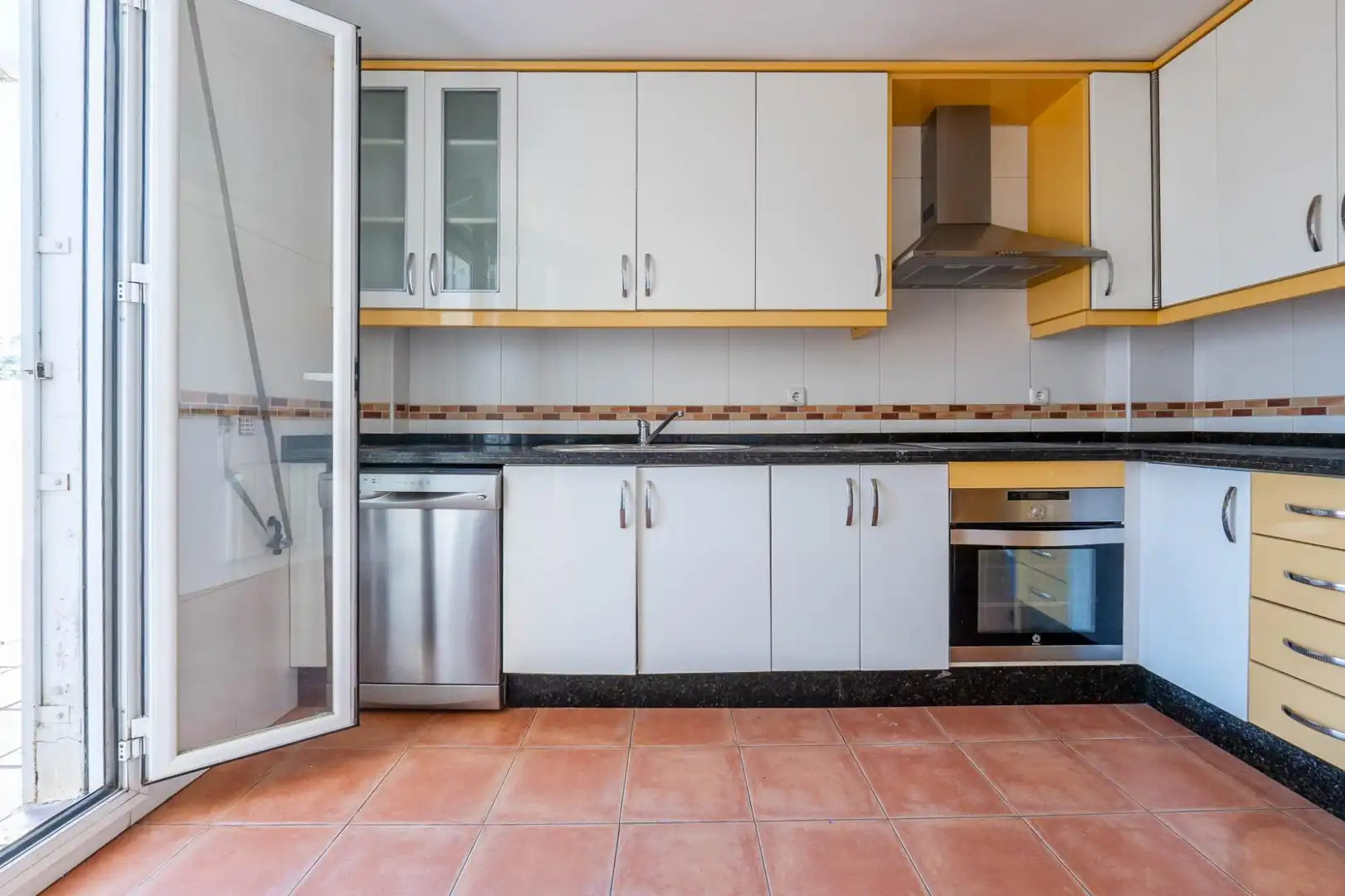 Cocina de Casa adosada en venta en Cenes de la Vega con Aire acondicionado, Calefacción y Jardín privado