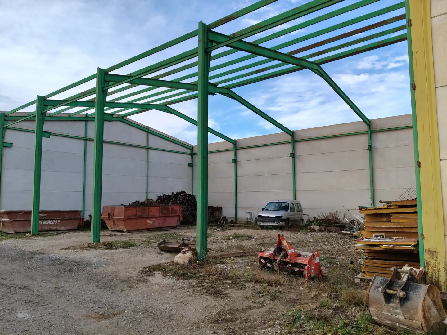 Außenansicht von Fabrikhallen zum Verkauf in Baza