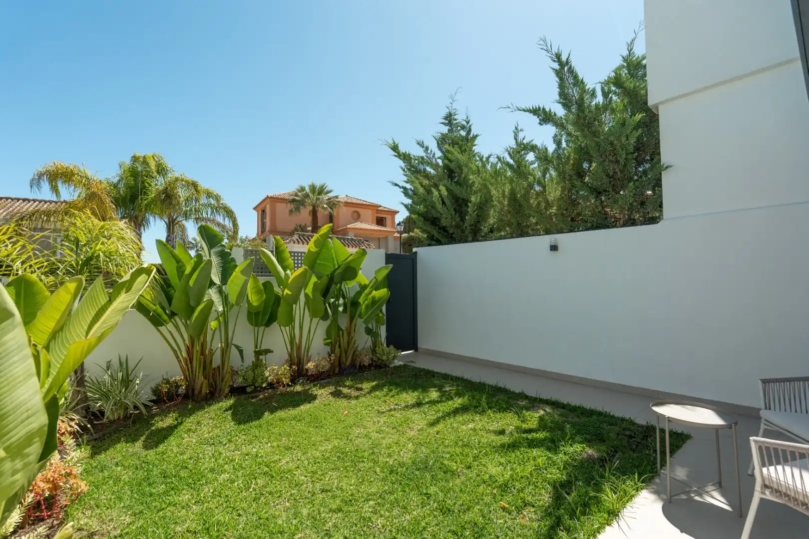 Terrasse von Einfamilien-Reihenhaus zum Verkauf in Marbella mit Klimaanlage, Heizung und Privatgarten