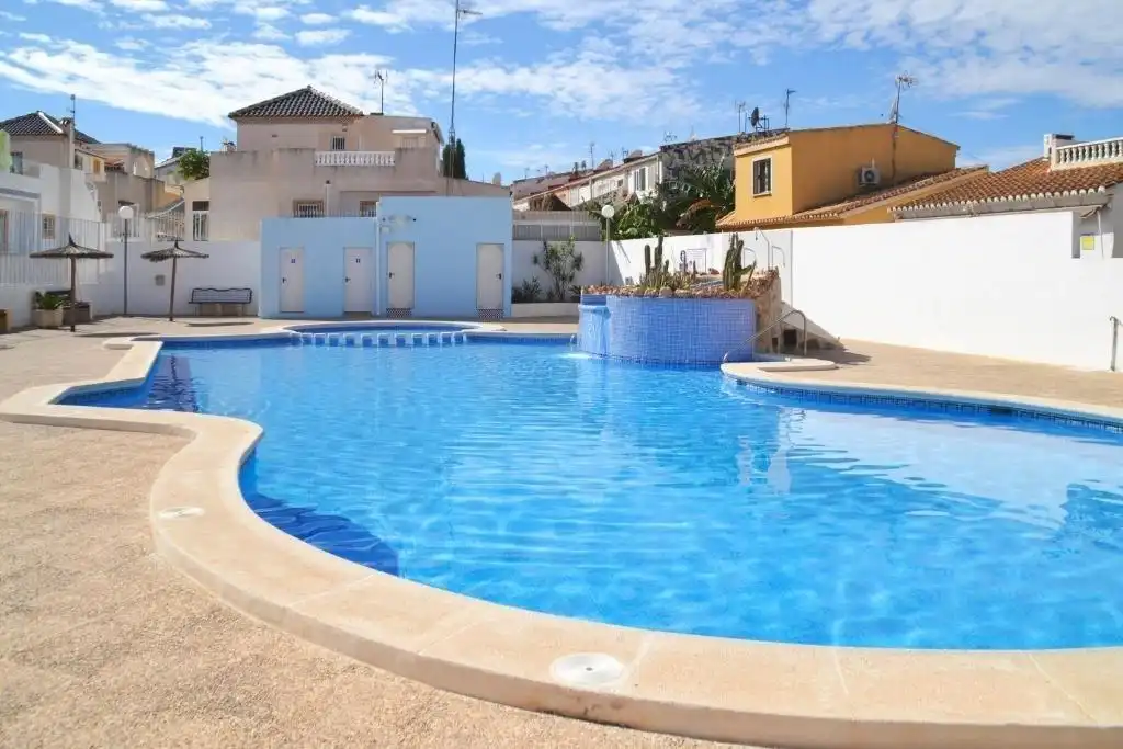 Piscina de Casa adosada en venda en Torrevieja