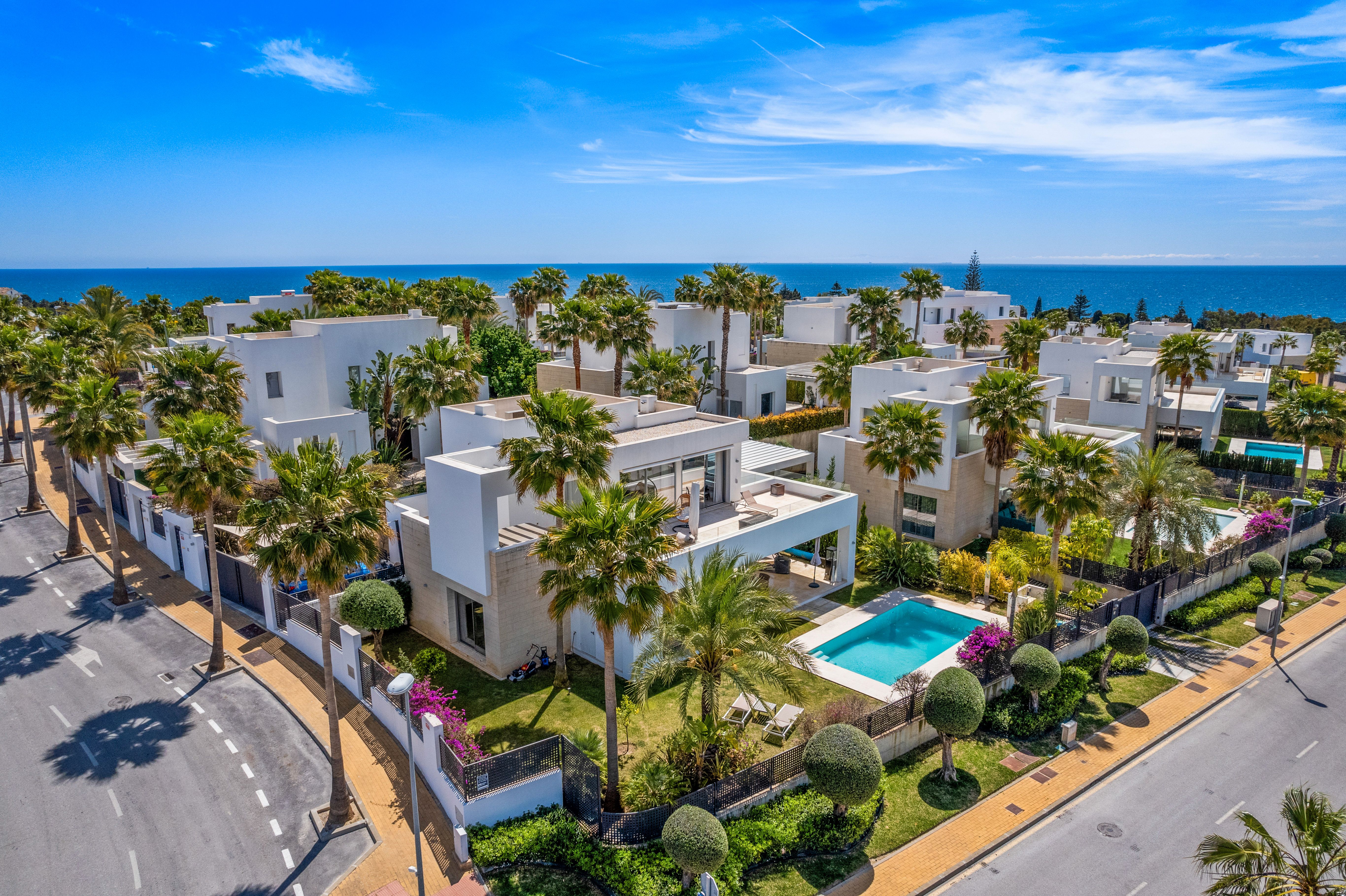 Vista exterior de Casa o xalet en venda en Marbella amb Aire condicionat, Jardí privat i Terrassa