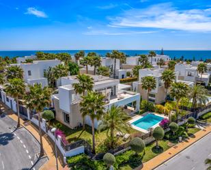 Vista exterior de Casa o xalet en venda en Marbella amb Aire condicionat, Terrassa i Piscina