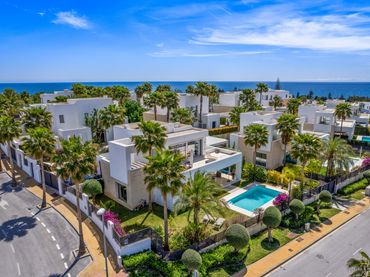 Chalet con balcón en venta en Río Real - Los Monteros