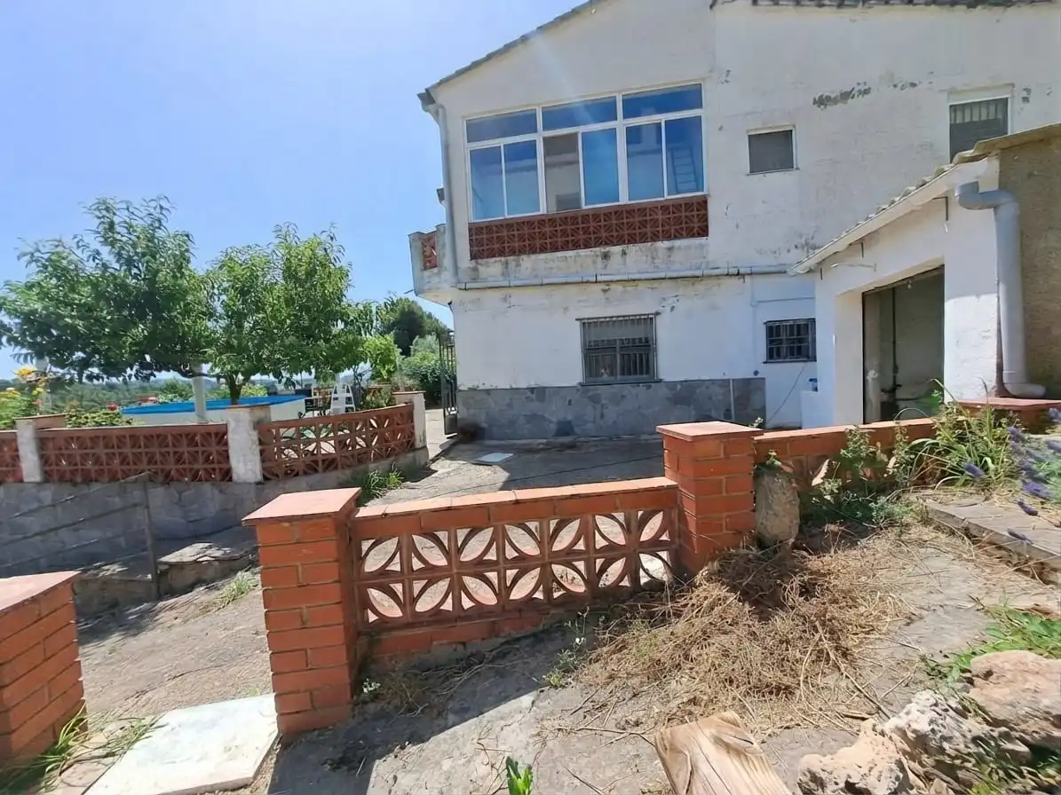 Vista exterior de Casa o xalet en venda en Rubí amb Calefacció, Terrassa i Traster