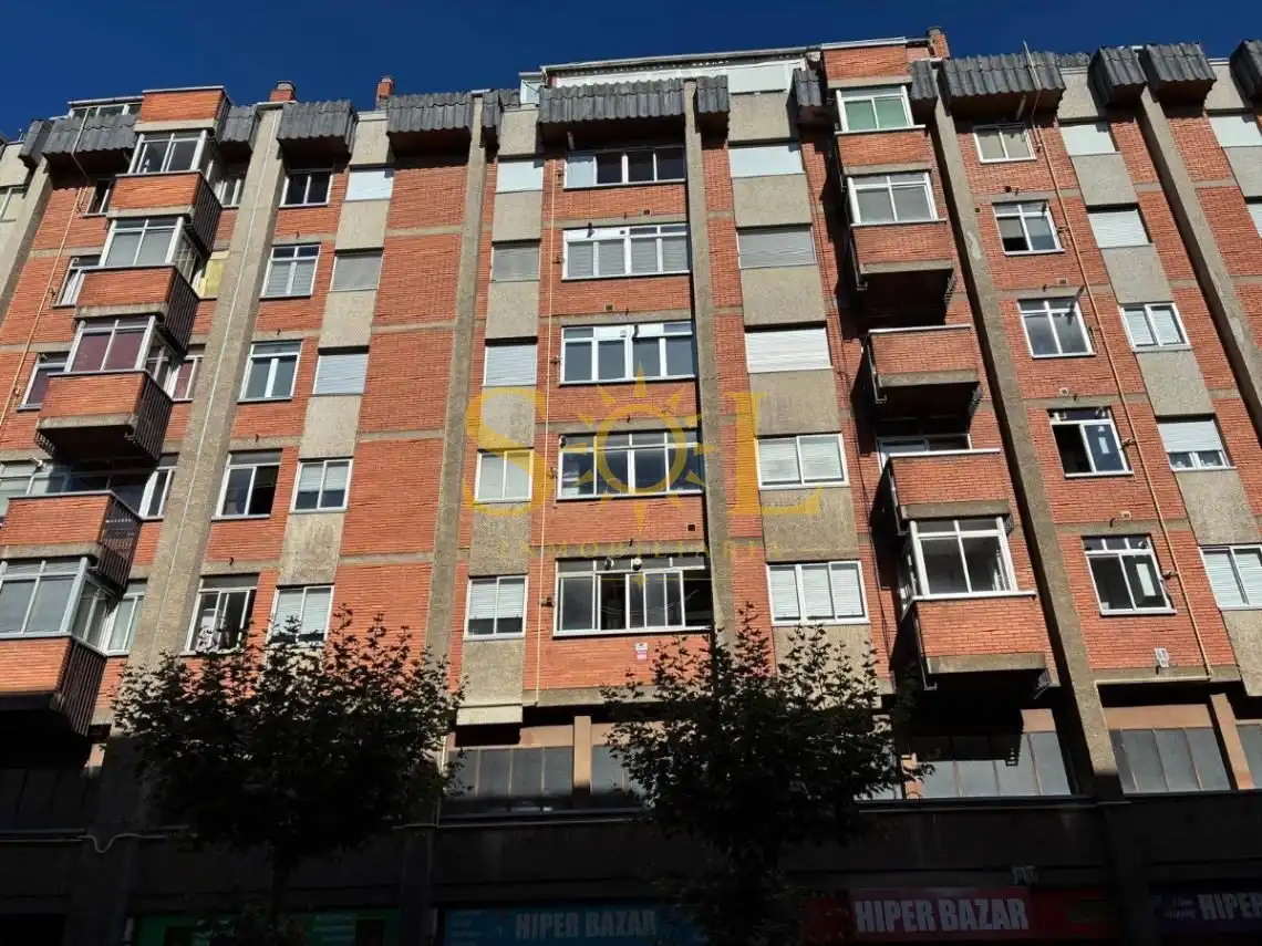 Vista exterior de Pis en venda en León Capital  amb Calefacció