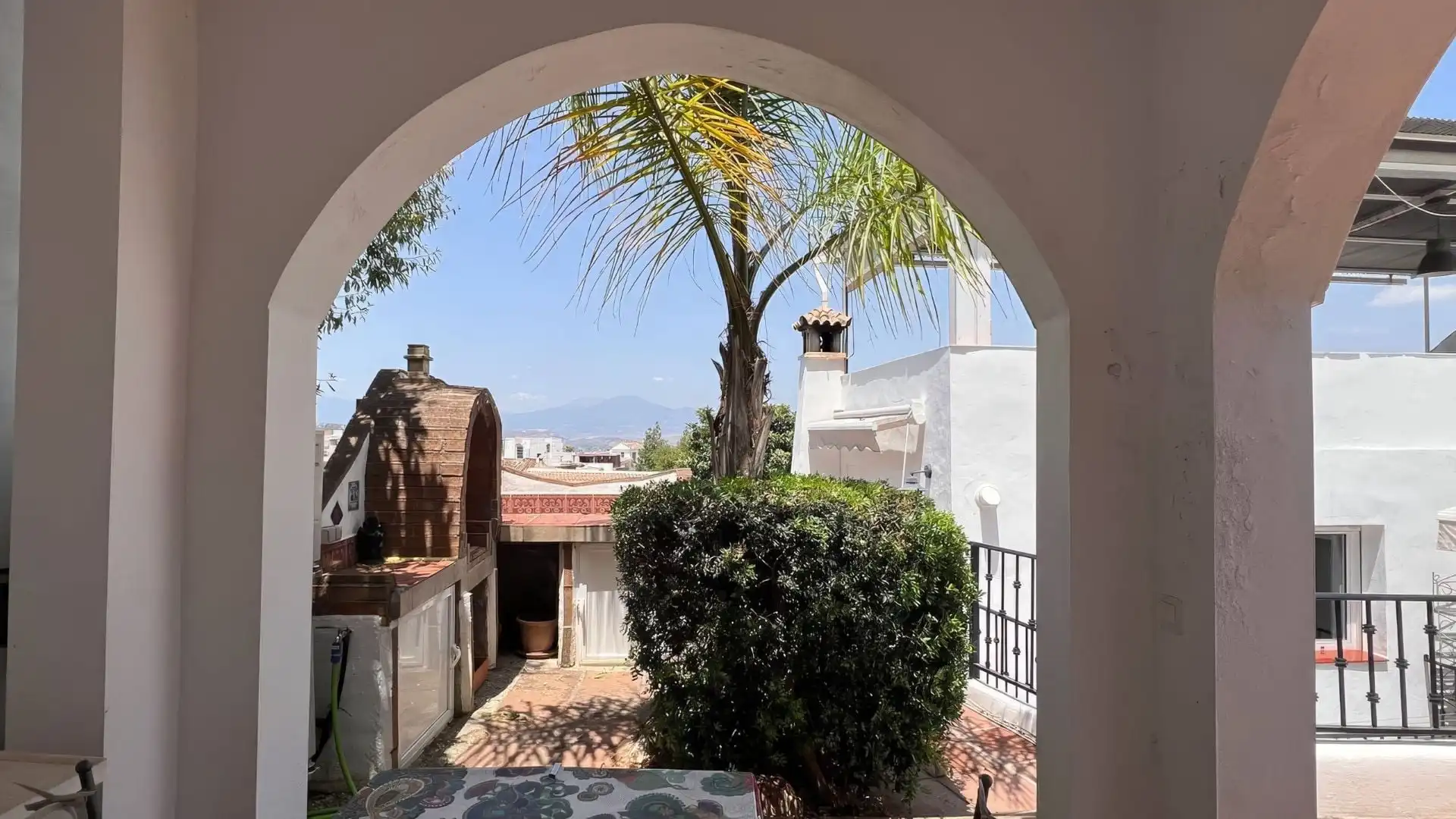 Vista exterior de Casa adosada en venda en Alhaurín El Grande amb Aire condicionat i Piscina