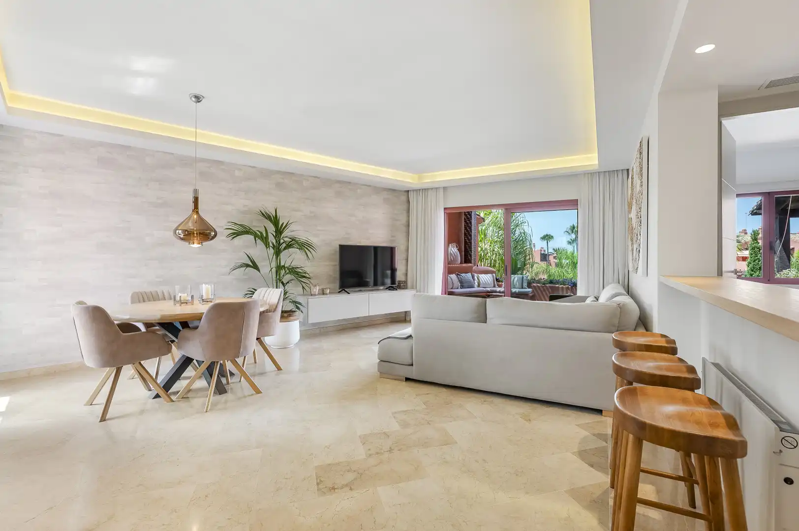 Sala d'estar de Àtic en venda en Marbella amb Aire condicionat, Terrassa i Traster