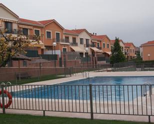 Schwimmbecken von Einfamilien-Reihenhaus miete in Ávila Capital mit Heizung, Terrasse und Möbliert