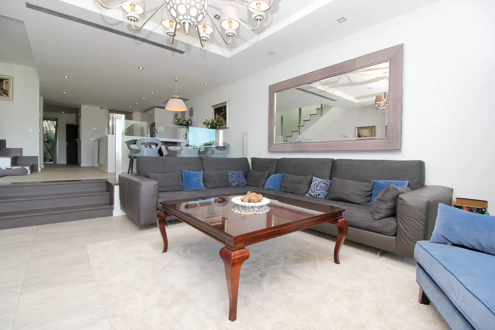 Sala d'estar de Casa adosada de lloguer en Marbella amb Aire condicionat, Calefacció i Jardí privat