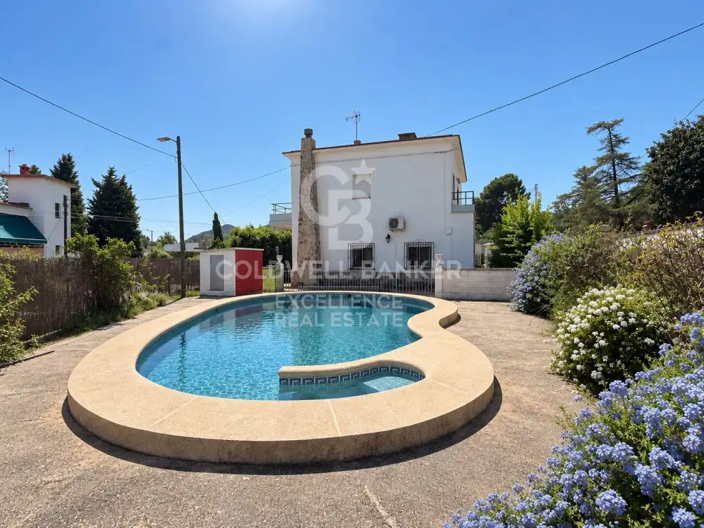 Vista exterior de Casa o chalet en venta en Oliva con Aire acondicionado, Terraza y Piscina
