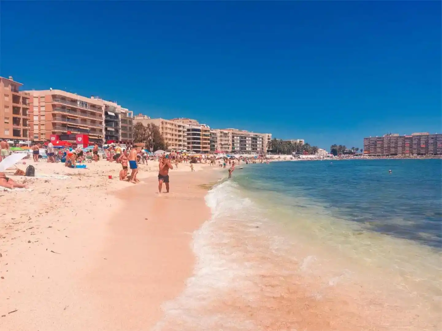 Außenansicht von Wohnungen zur Miete in Torrevieja mit Klimaanlage, Schwimmbad und Balkon