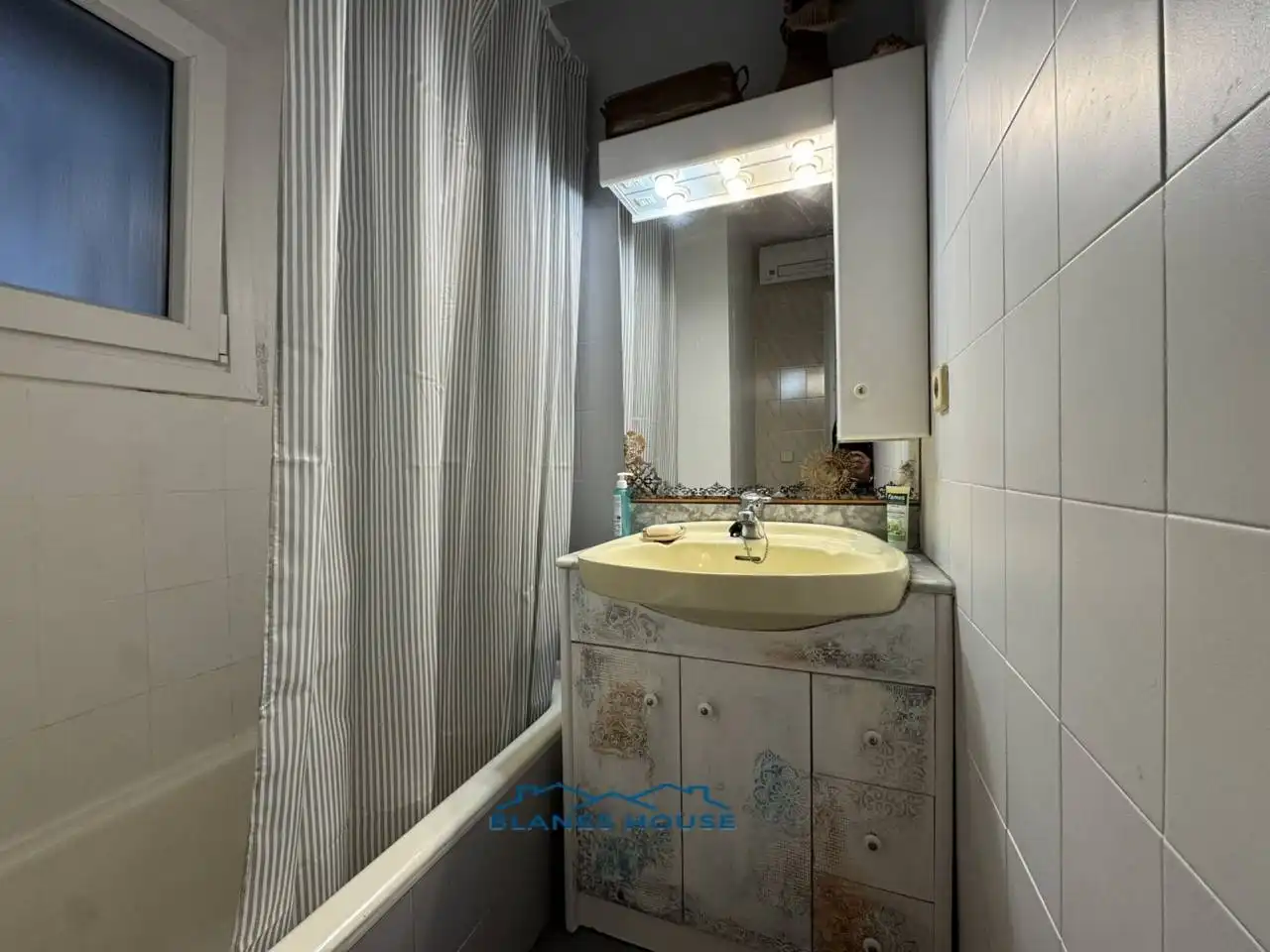 Badezimmer von Wohnung zum Verkauf in Lloret de Mar mit Klimaanlage und Terrasse