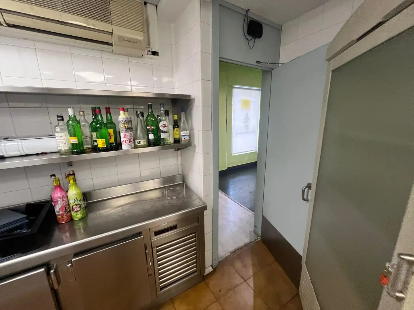 Cocina de Local en traspaso en Sevilla con Amueblado