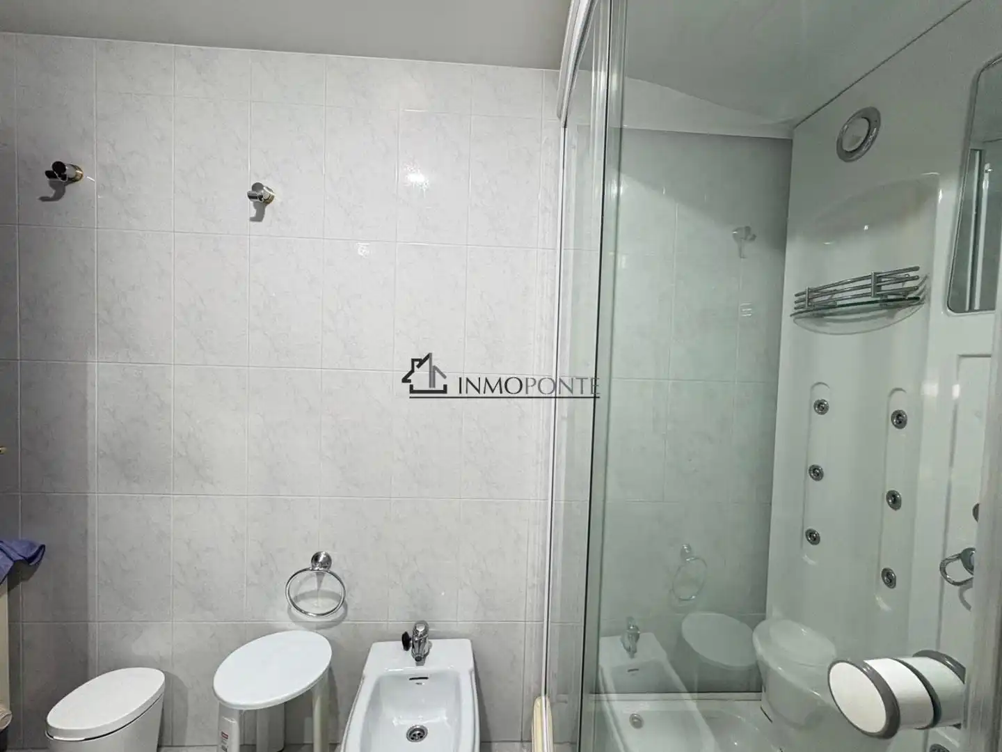 Bathroom of Flat for rent in Marín, Pontevedra