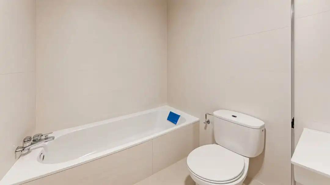 Bathroom of Flat for rent in Madrid  with Air Conditioner, Heating and Private garden
