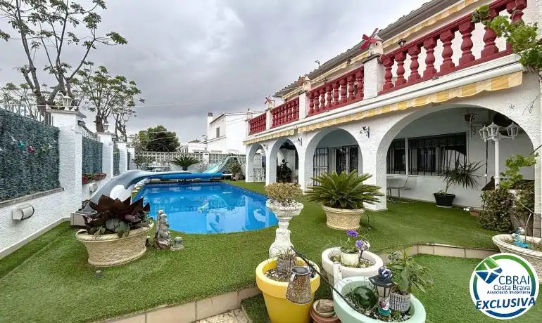 Casa adosada en venda a Montgrí