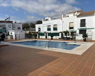 Vista exterior de Casa adosada en venda en Benalmádena amb Aire condicionat, Terrassa i Moblat