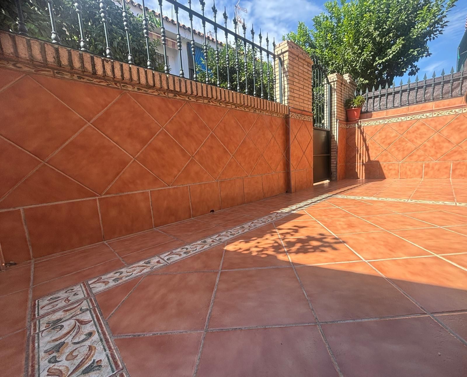 Jardí de Casa adosada en venda en Dos Hermanas amb Aire condicionat, Traster i Balcó