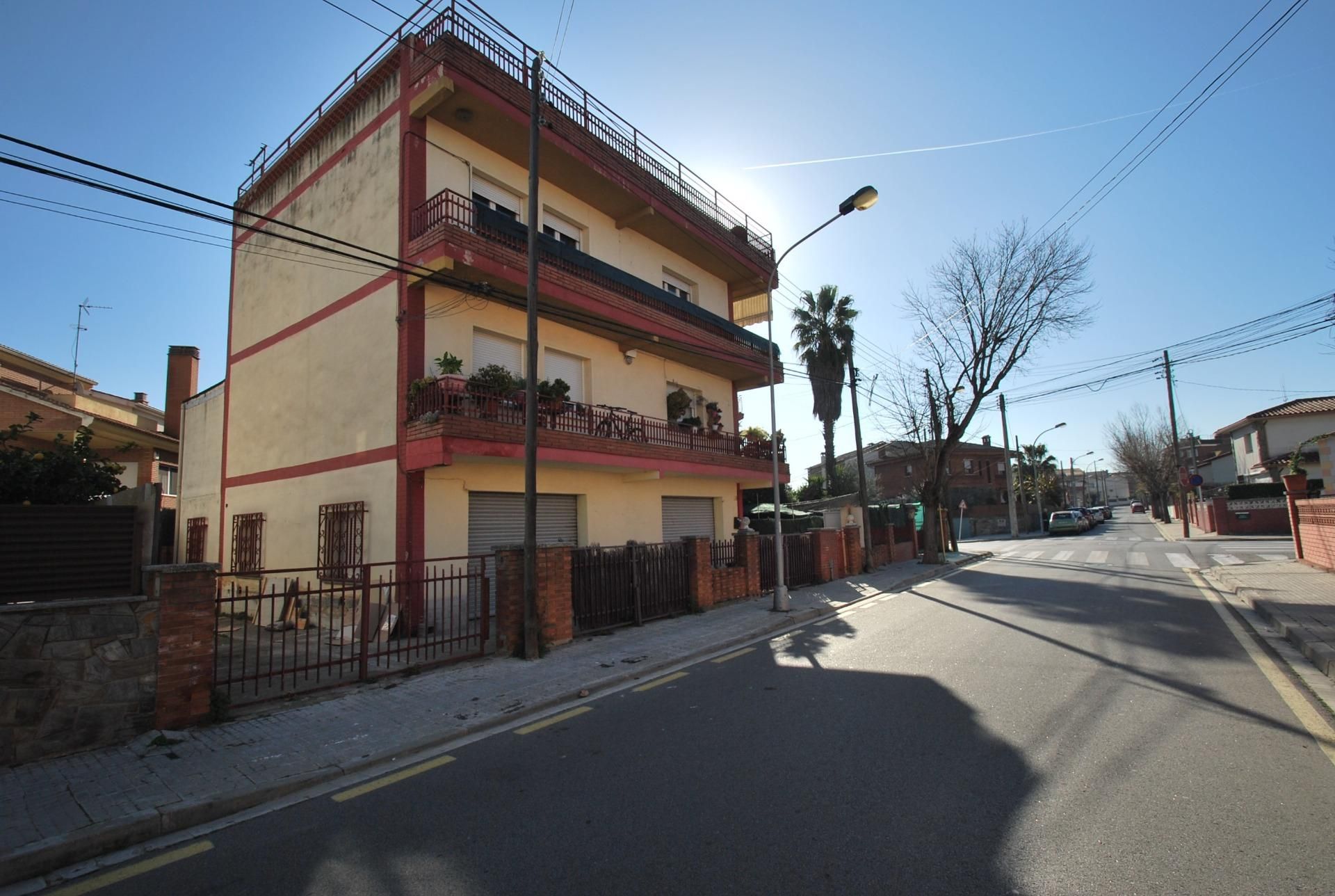 Vista exterior de Local de lloguer en Cerdanyola del Vallès