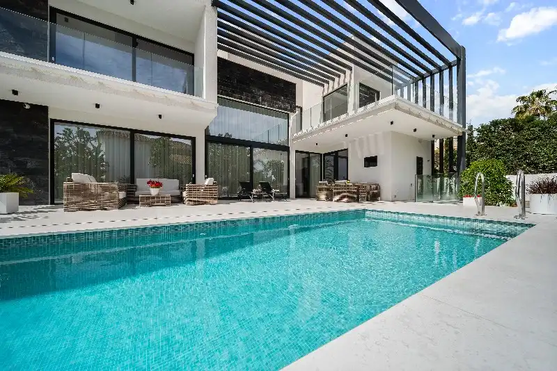 Chalet con piscina en venta en Elviria - Cabopino