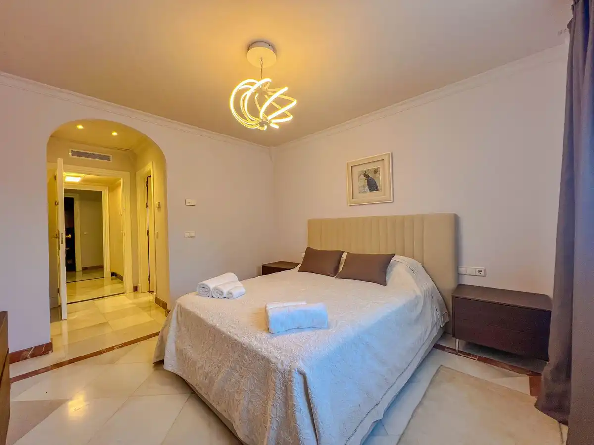 Habitación de Casa adosada en venta en Benahavís con Aire acondicionado y Terraza