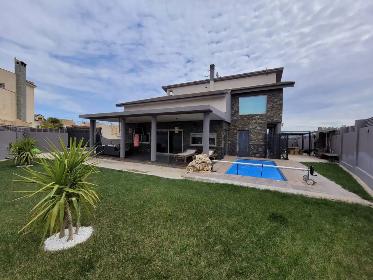 Vista exterior de Casa o xalet en venda en Baza amb Aire condicionat, Calefacció i Jardí privat