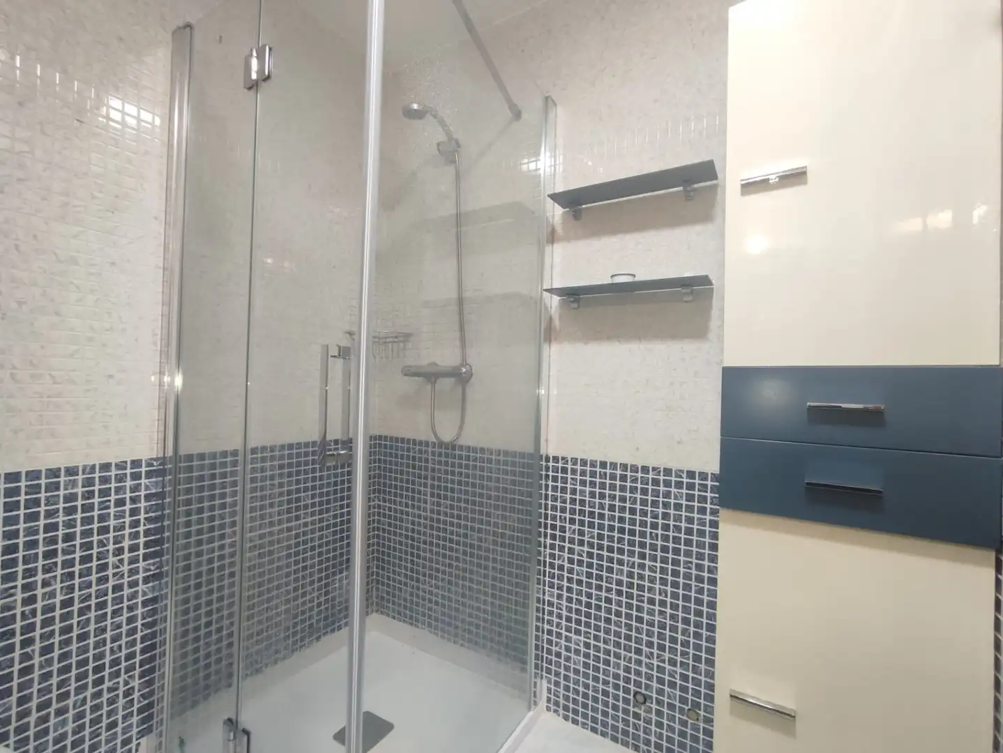 Baño de Piso de alquiler en Gijón  con Calefacción, Parquet y Trastero