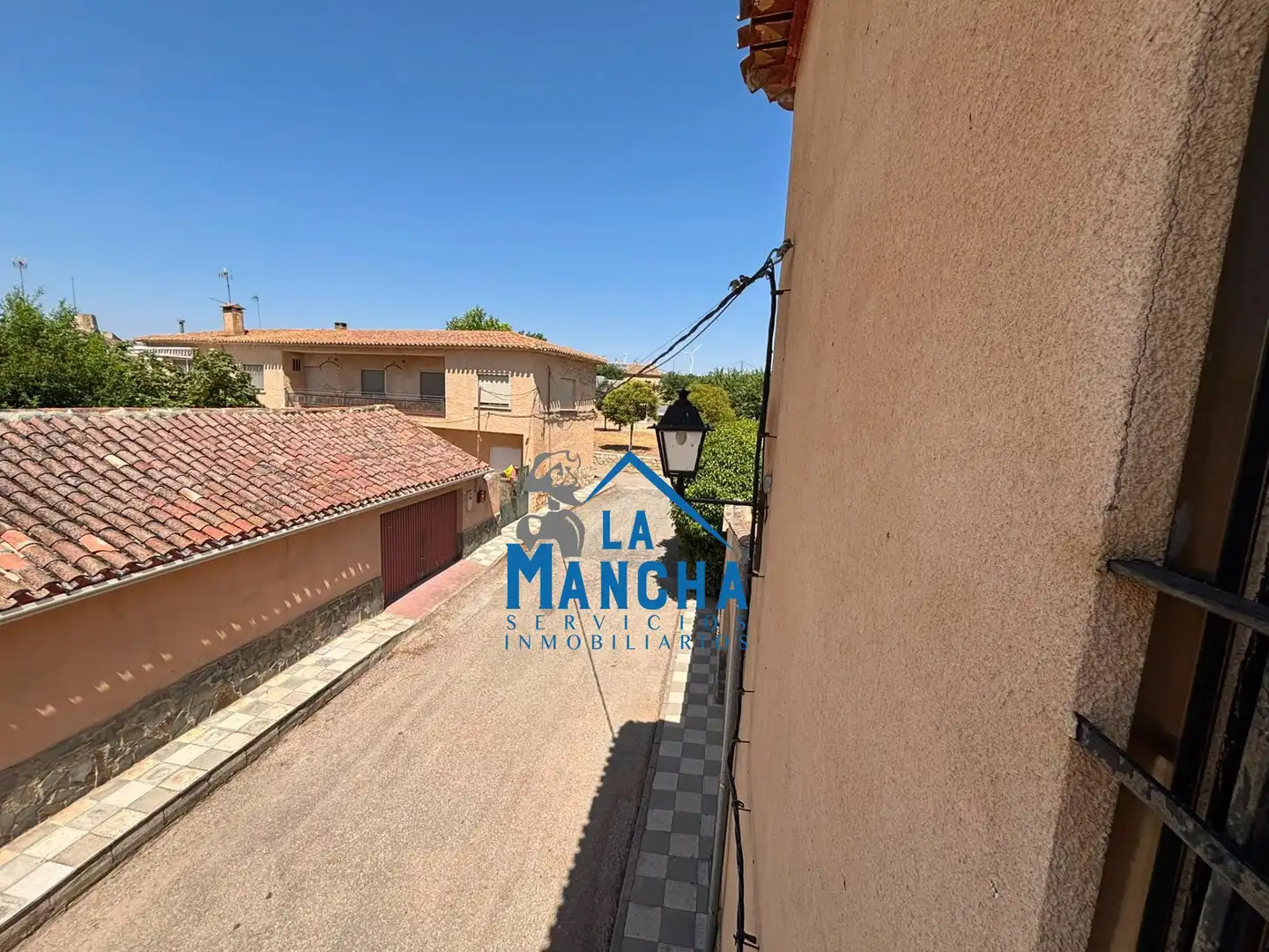 Vista exterior de Casa o chalet en venta en Hoya-Gonzalo con Calefacción, Jardín privado y Amueblado