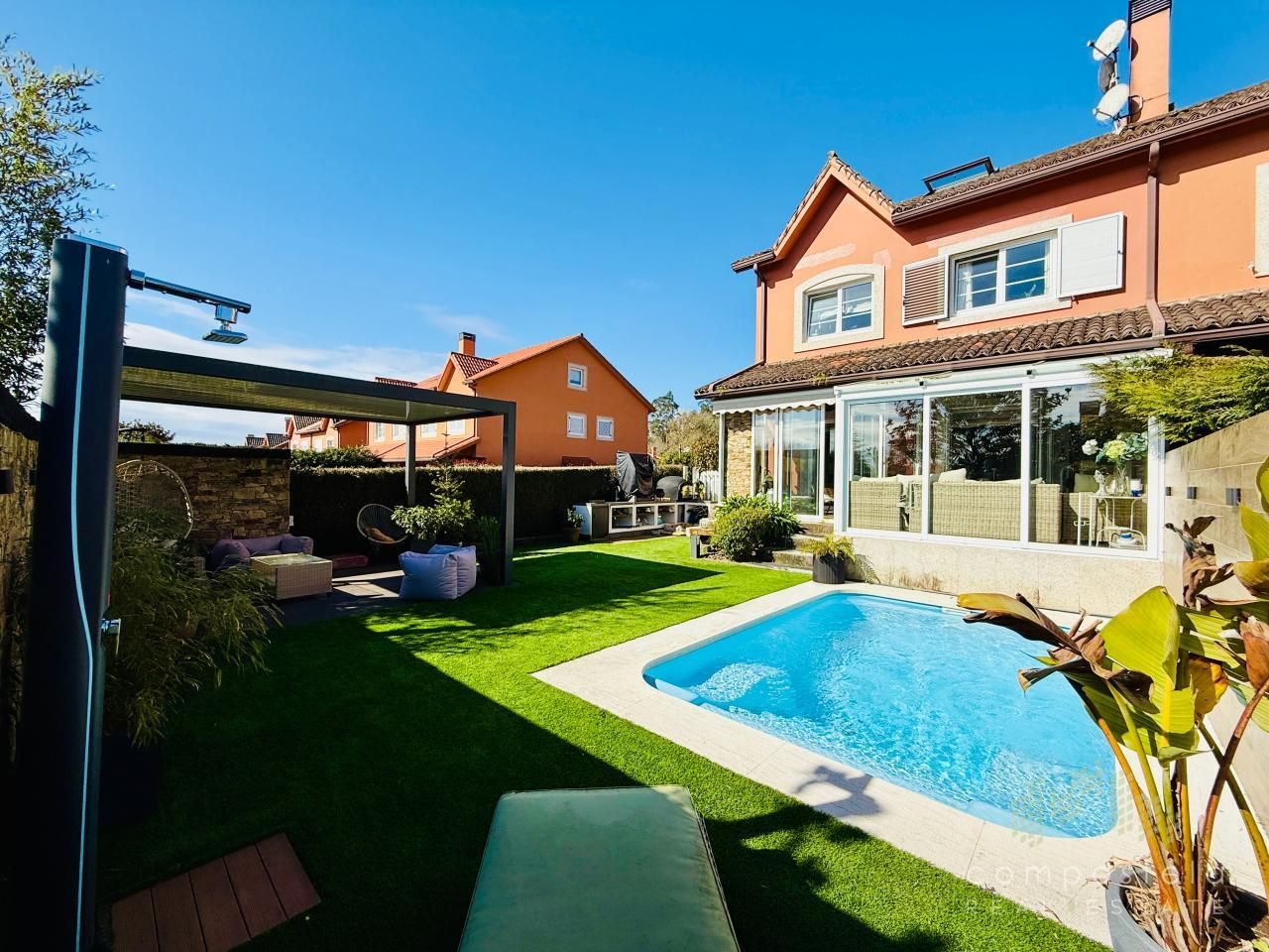 Piscina de Casa o chalet en venta en Santiago de Compostela  con Calefacción, Jardín privado y Parquet