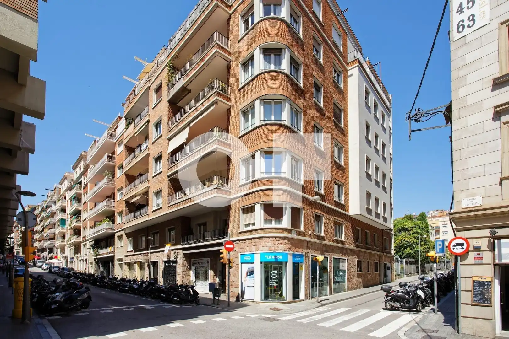 Vista exterior de Estudi en venda en Barcelona amb Calefacció, Parquet i Moblat