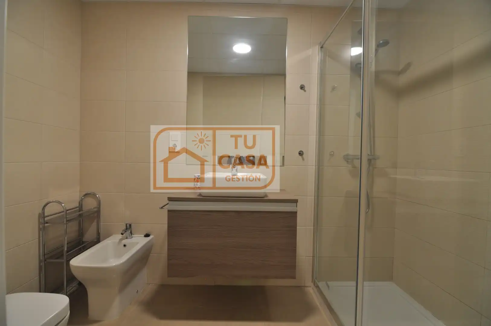 Baño de Piso de alquiler en Cáceres con Aire acondicionado, Calefacción y Jardín privado