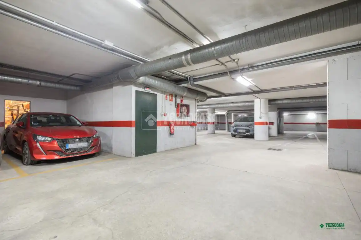Parking de Piso en venta en Almería con Trastero