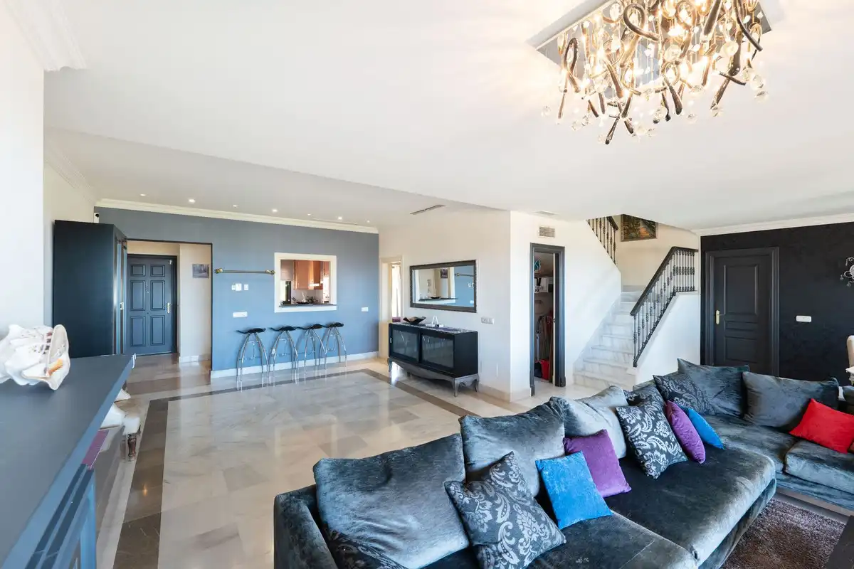Sala de estar de Ático de alquiler en Estepona con Aire acondicionado, Jardín privado y Terraza