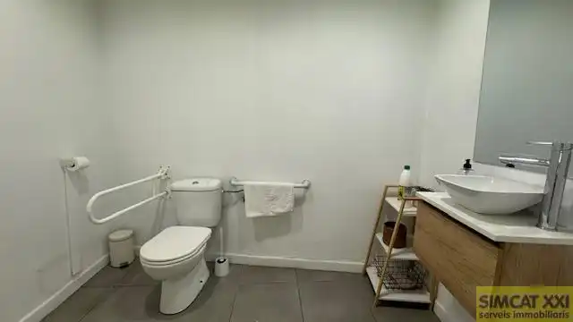 Baño de Local de alquiler en Figueres
