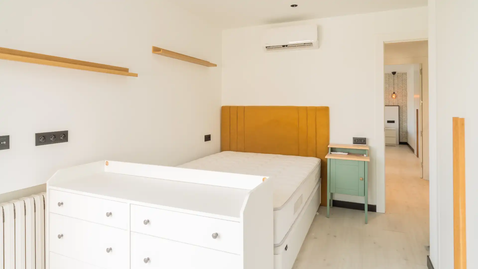 Schlafzimmer von Dachboden zur Miete in Salamanca mit Klimaanlage, Heizung und Parkett
