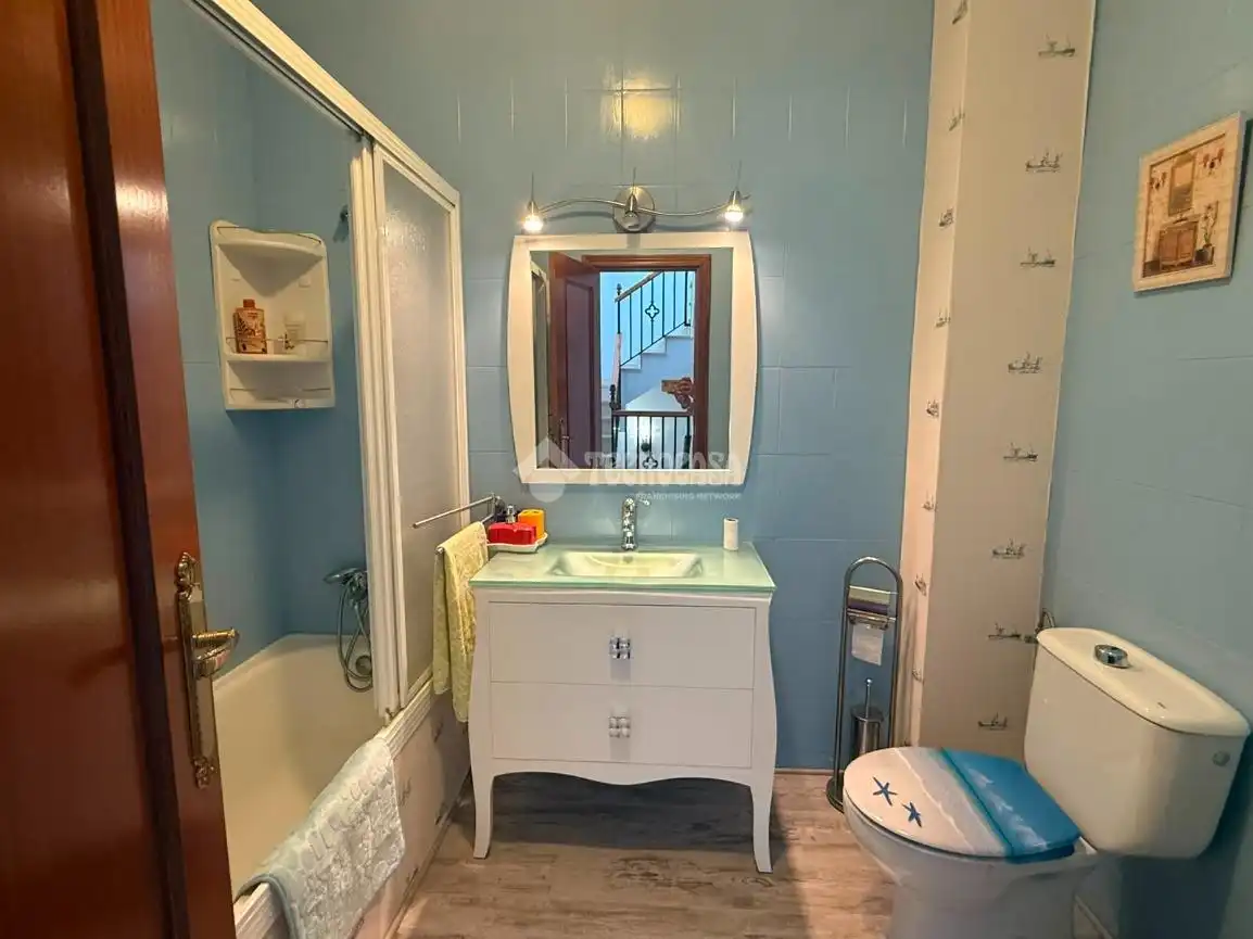 Badezimmer von Einfamilien-Reihenhaus zum Verkauf in La Puebla de Cazalla mit Klimaanlage, Terrasse und Balkon