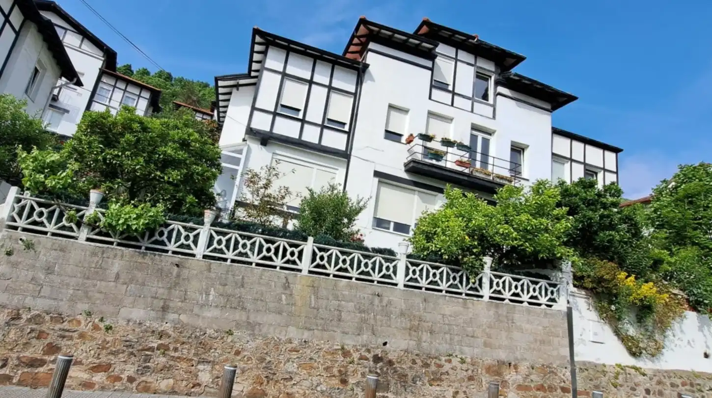 Vista exterior de Casa o xalet en venda en Bilbao  amb Calefacció, Jardí privat i Terrassa