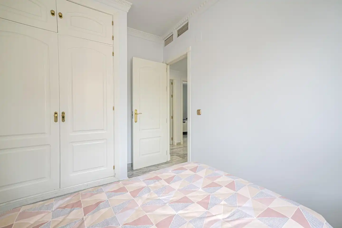 Habitación de Casa adosada en venta en Málaga con Aire acondicionado, Calefacción y Jardín privado