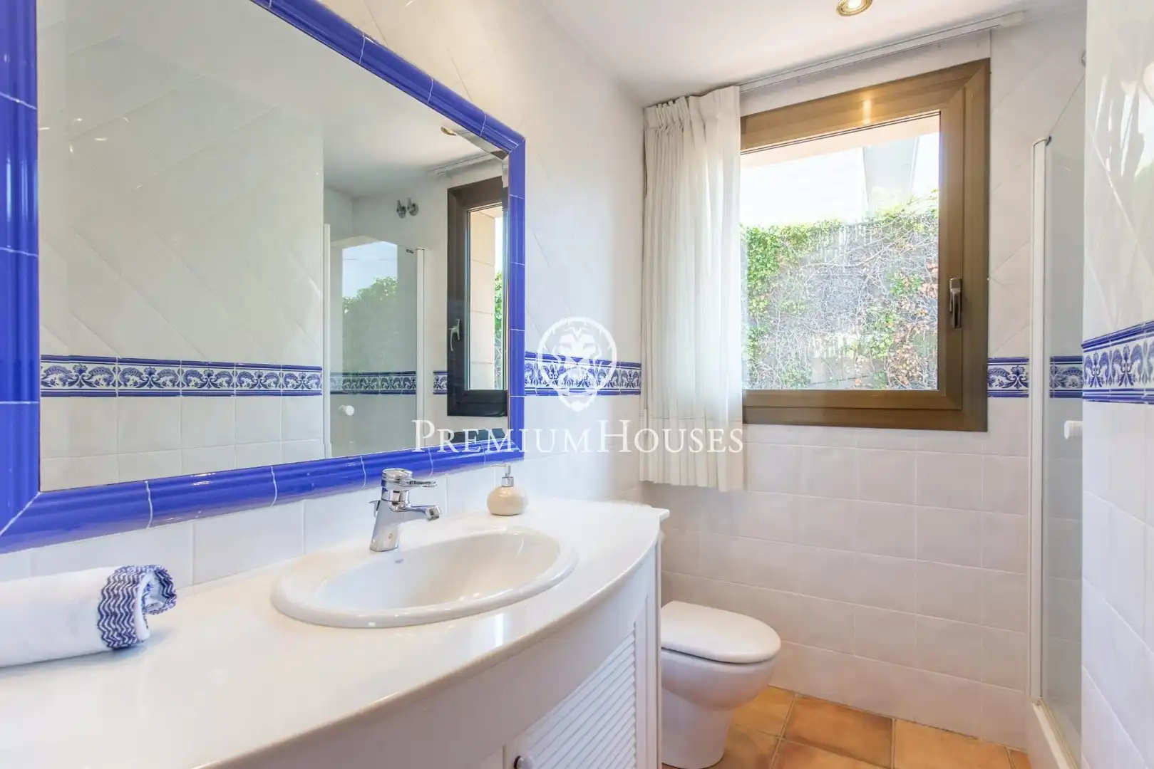 Bany de Casa o xalet en venda en Alella amb Aire condicionat, Calefacció i Jardí privat
