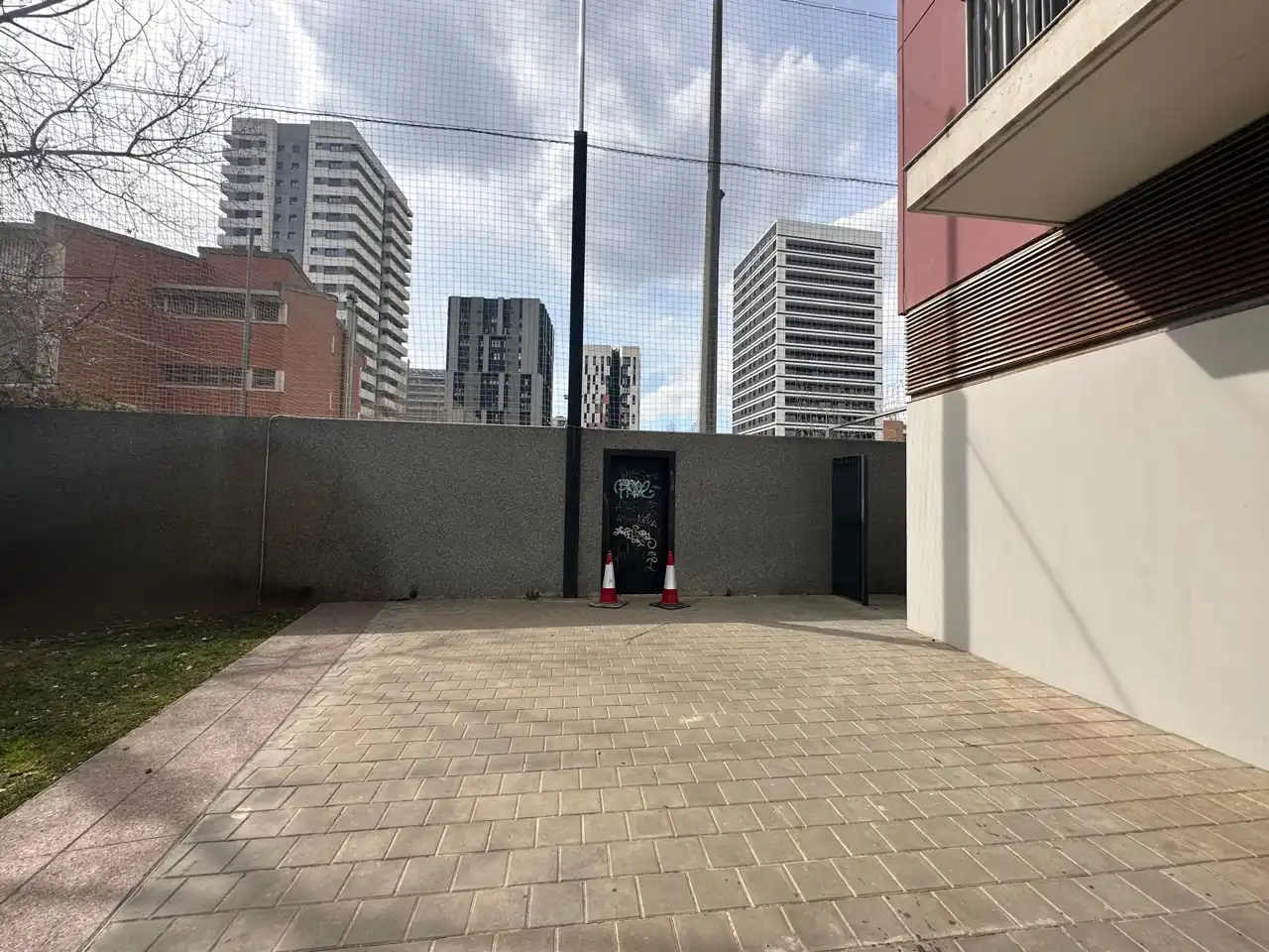 Aparcament de Local en venda en L'Hospitalet de Llobregat amb Terrassa i Alarma