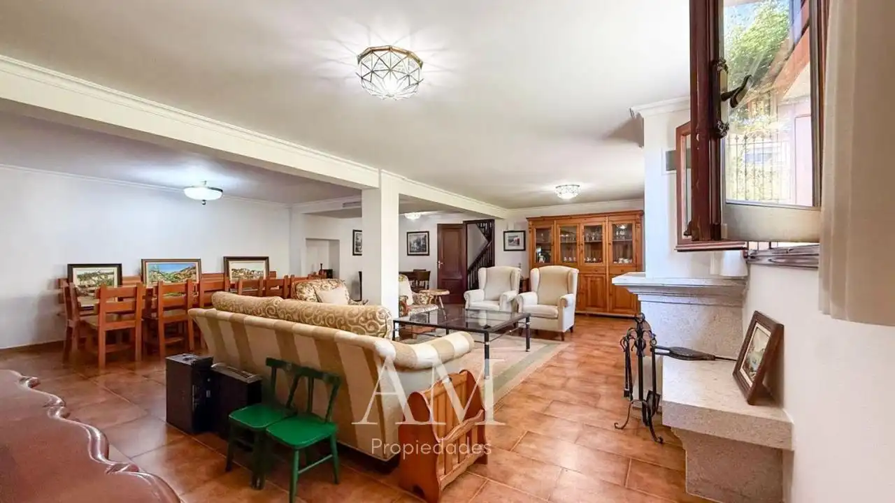 Sala d'estar de Casa o xalet en venda en Vigo  amb Calefacció, Jardí privat i Terrassa